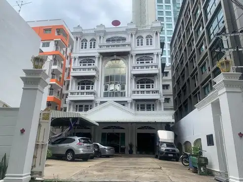 出租BTS 王威安亚 (S8)站附近的 排屋商铺: -