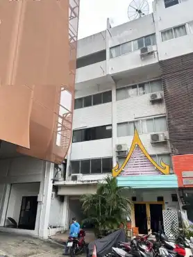 出售Soonvijai曼谷 医院附近的 排屋商铺: -