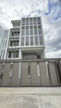 出售Sukhonthasawat路上的排屋商铺: -