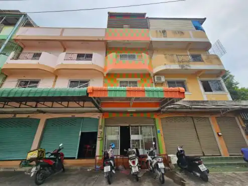 出售素坤逸路上的排屋商铺: -