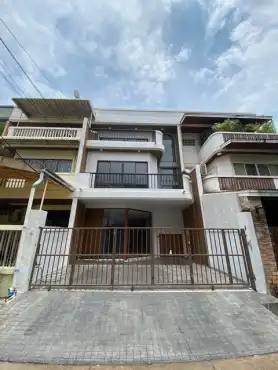 Townhouse-Homes For Sale near Central East Ville: -