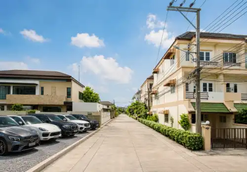 Townhouse-Homes For Rent Prasert Manukitch Rd: -