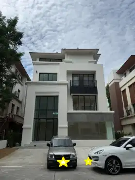 出售捷运地铁轻轨站附近的 排屋商铺: -