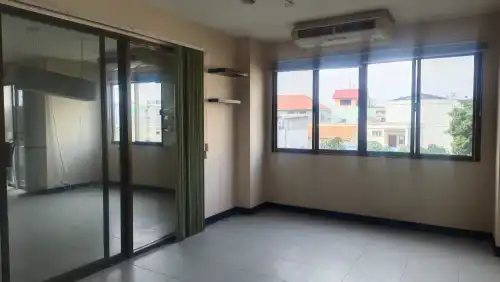 Condo For Sale in Khlong San District: -