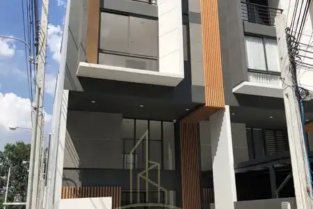 Townhouse-Homes For Sale in Phatthanakan 32Alley: -
