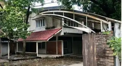 ขายบ้านเดี่ยว ถนนทองหล่อ บ้านจัดสรร บ้านมือสองราคาถูก: ขายที่ดินพร้อมบ้านแปลงมุมขนาด 187 ตรว. เอกมัย ซอย 18 สภาพแวดล้อมดี เหมาะสร้างบ้าน สำนักงาน หรือลงทุน ใกล้ BTS เอกมัย ทอง