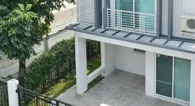 出租Bang Khu Wiang路上的联排别墅: -
