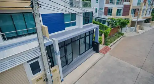 出租Luangpho Wihan路上的联排别墅: -