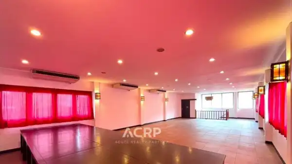 独立公寓 Land for sale with buildings inner moat Chiang Mai.