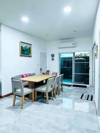 บ้านเดี่ยว จัดเต็มเฟอร์ฯ แปลงยาว ฉะเชิงเทรา ให้เช่าบ้านรีสอร์ทสุดหรู 302ตร.วา. 902ตร.ม. รร.วัดหัวสำโรง 1.6 กม. พร้อมพื้นที่สวนขนาดเ