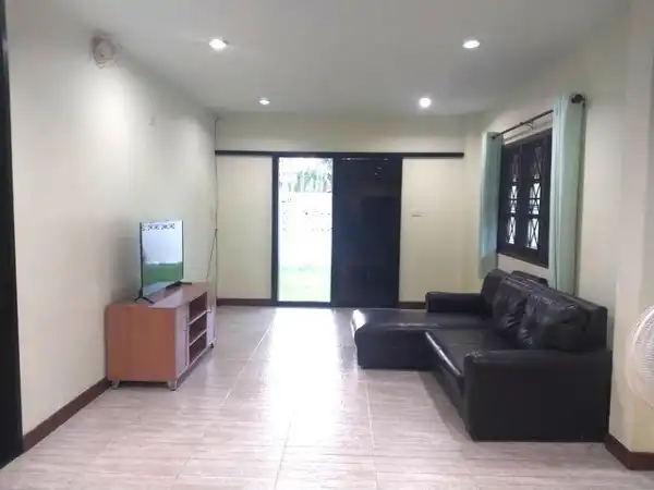 บ้านเดี่ยว ให้เช่าบ้านโมเดิร์น2ชั้น 100ตรว. 5นอน3น้ำ เช่าลดเหลือ 23,000บ. เฟอร์ครบ เลี้ยงสัตว์ได้ แยกกองทราย บ้านจินดาวิลล่า ต.หนอง